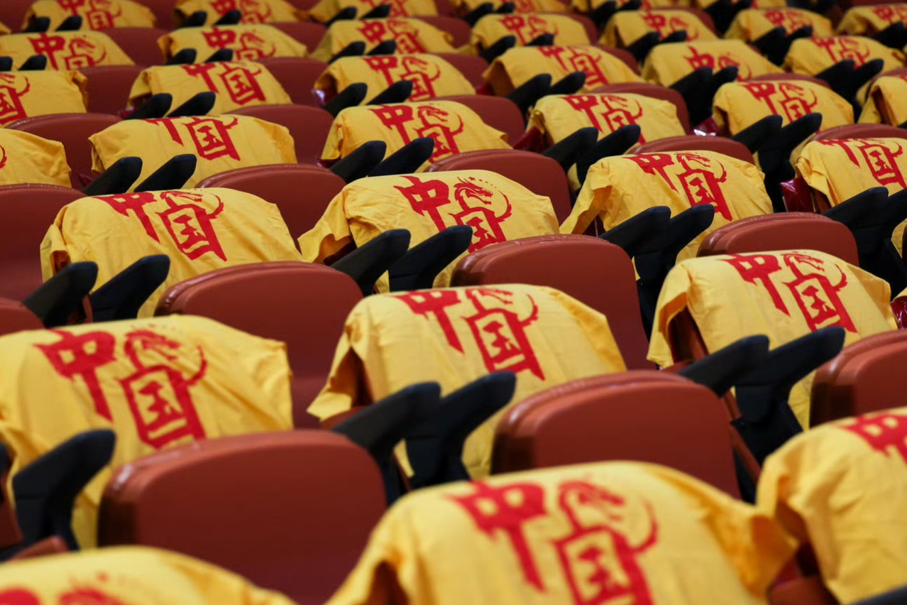 观众热情点燃现场氛围,为球队加油助威 观众热情点燃现场氛围,为球队加油助威