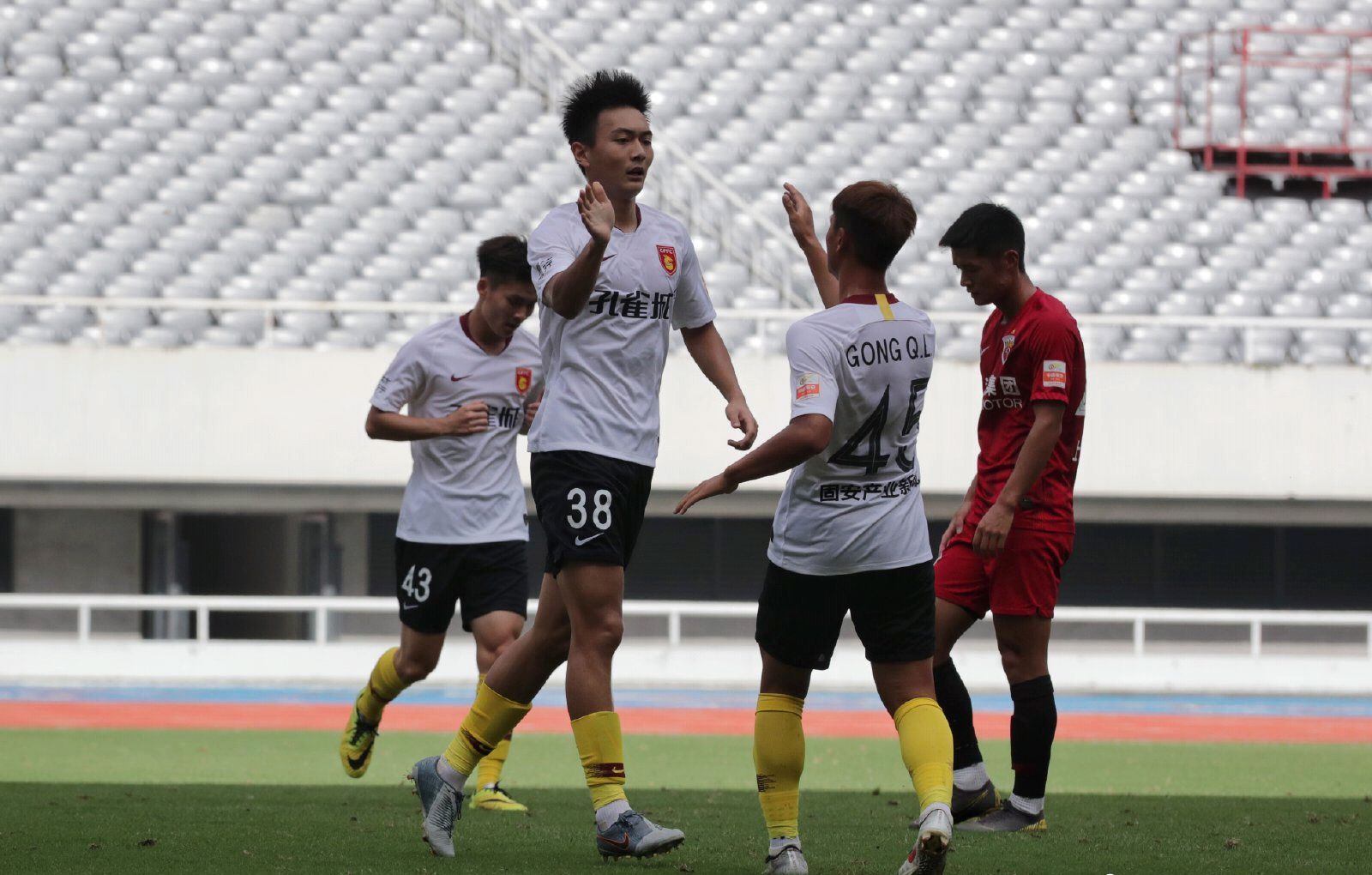 爱游戏亚洲官网-华夏球队在国内顶级足球联赛的表现