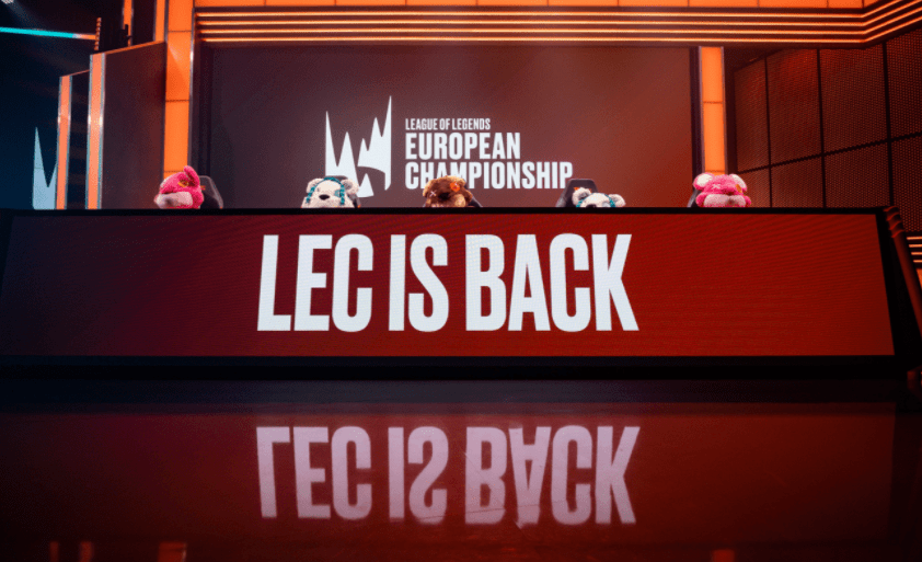 爱游戏官网-包含沙尔克客场告捷，逃离降级区的词条