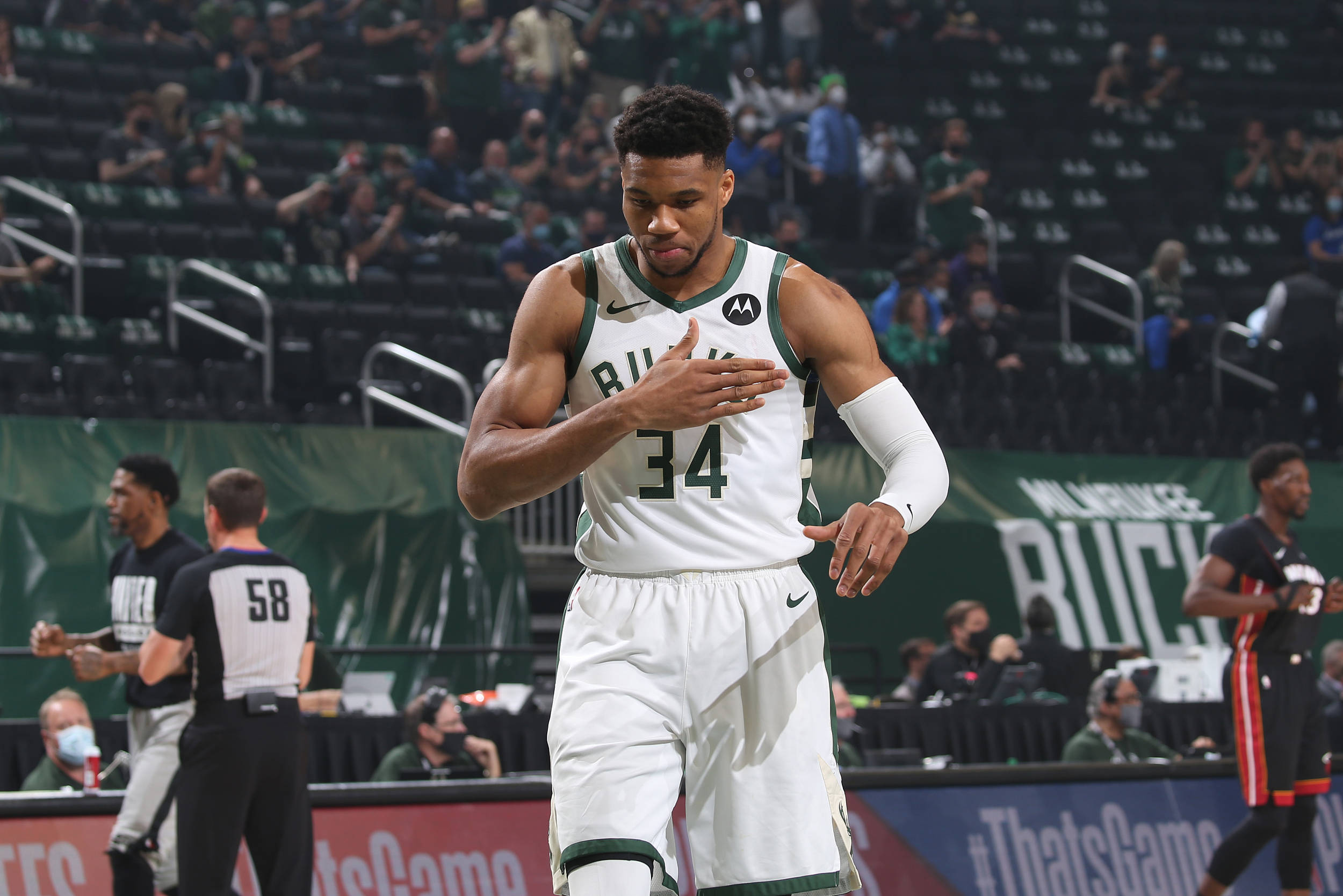 爱游戏官网-魔术痛击篮网，雄鹿两度反超胜的简单介绍