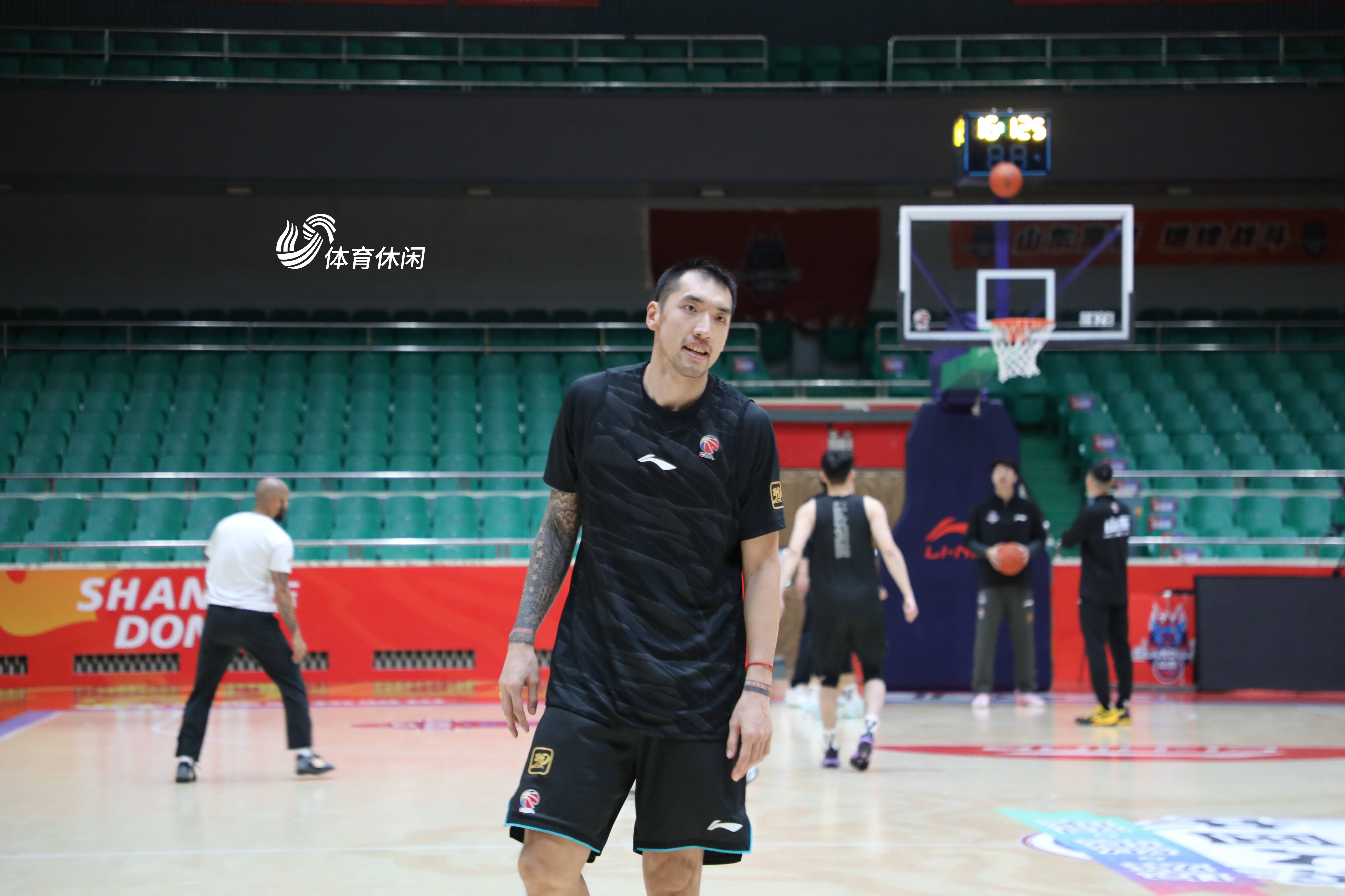 爱游戏官网-山东男篮再胜，连胜常规赛乱战