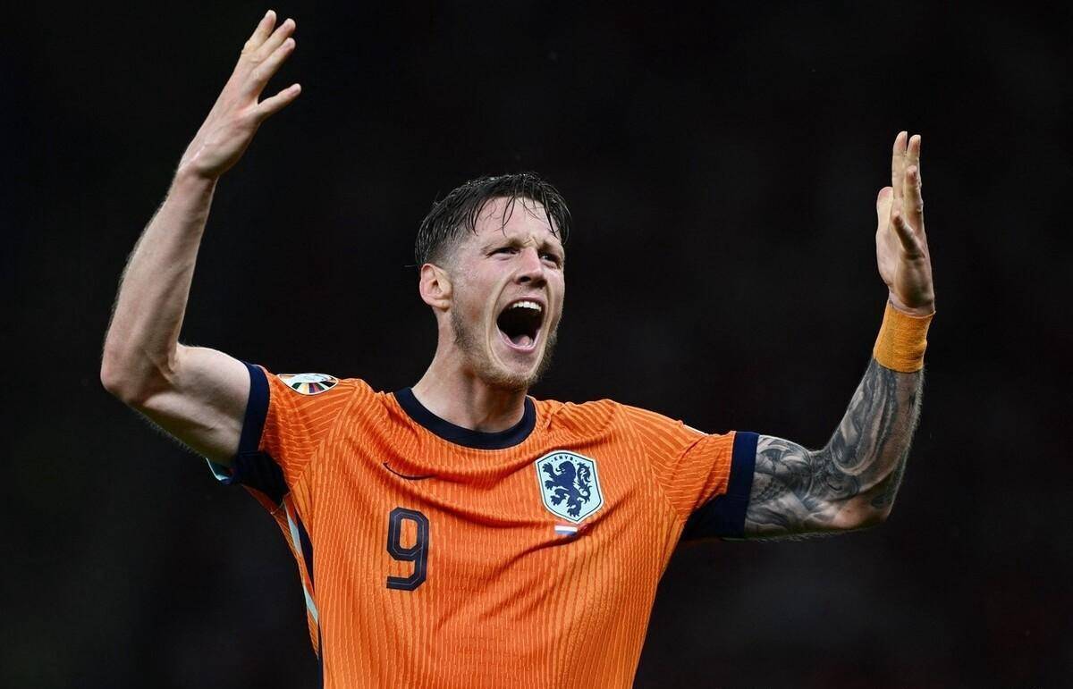 荷兰队员表现出色,成功晋级下一轮比赛 荷兰队员表现出色,成功晋级下一轮比赛