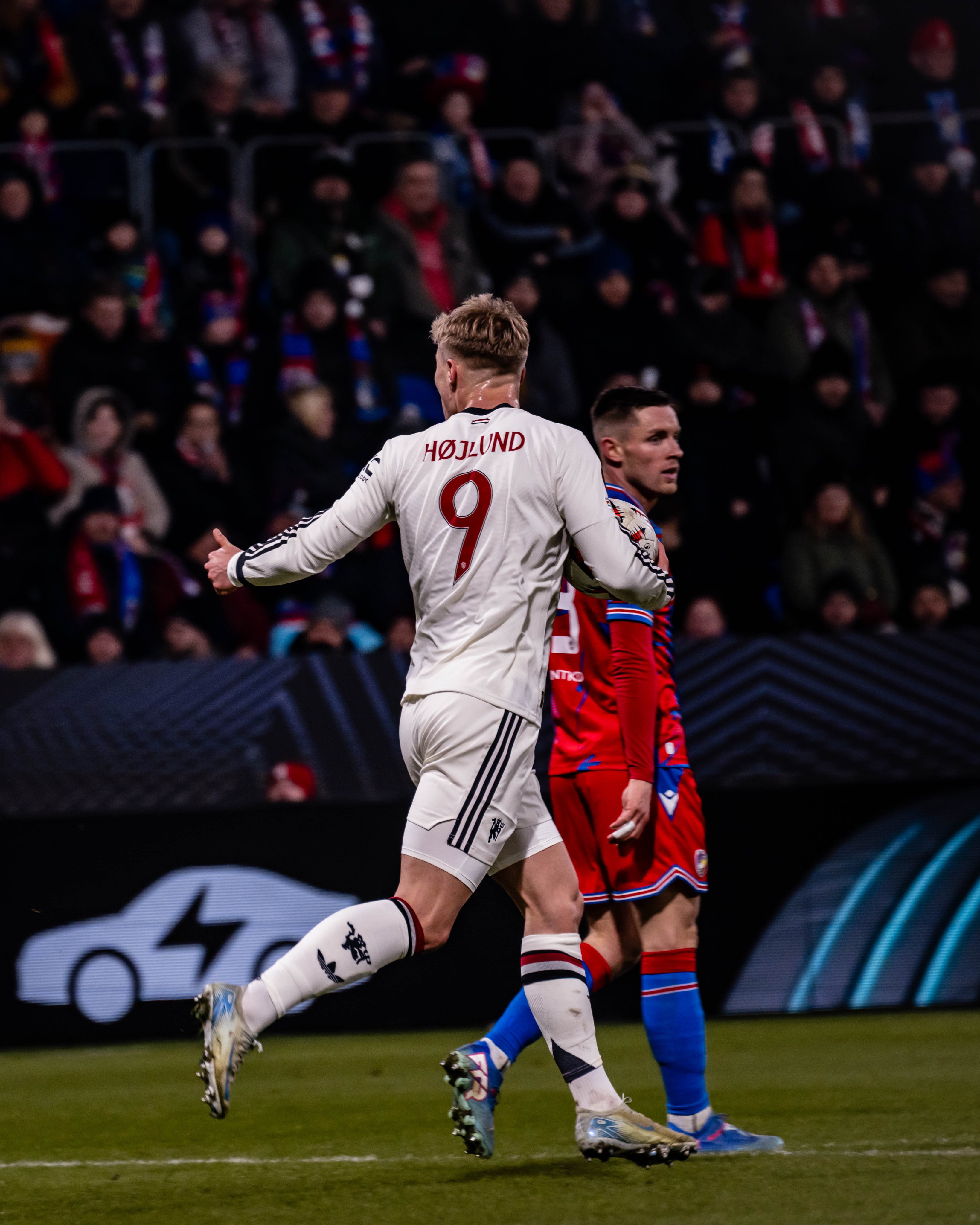 曼联客场险胜,球员表现备受关注 曼联客场险胜,球员表现备受关注