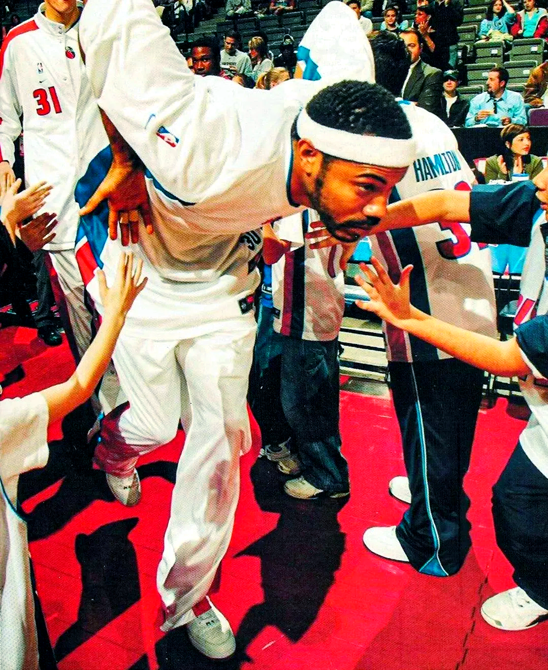 关于球场上的激情碰撞，带给观众无尽惊喜的信息