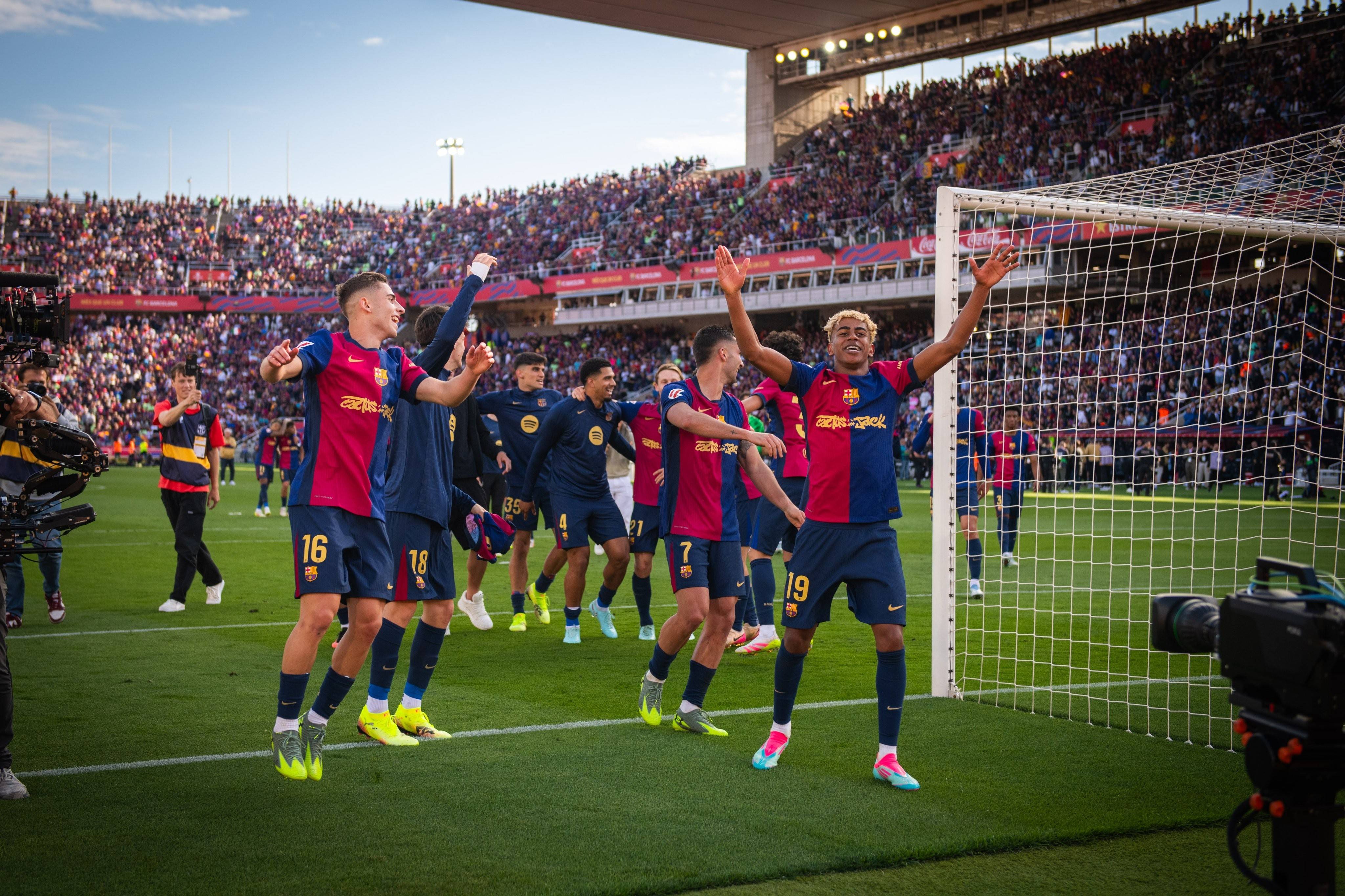 克鲁伊夫宣布将加盟巴萨，转会费暂未公布的简单介绍