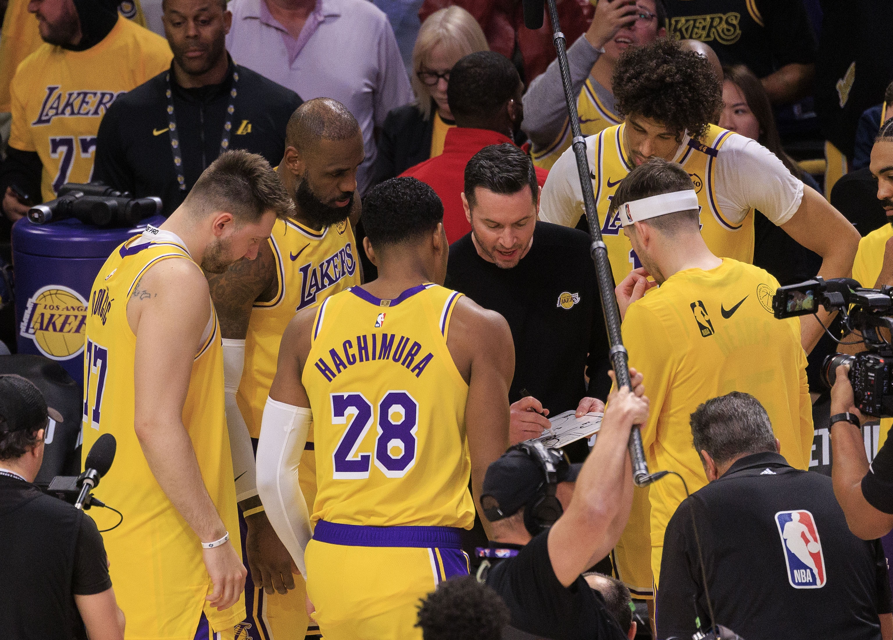 爱游戏官网-湖人队再次遭遇伤病困扰，保罗开场受伤