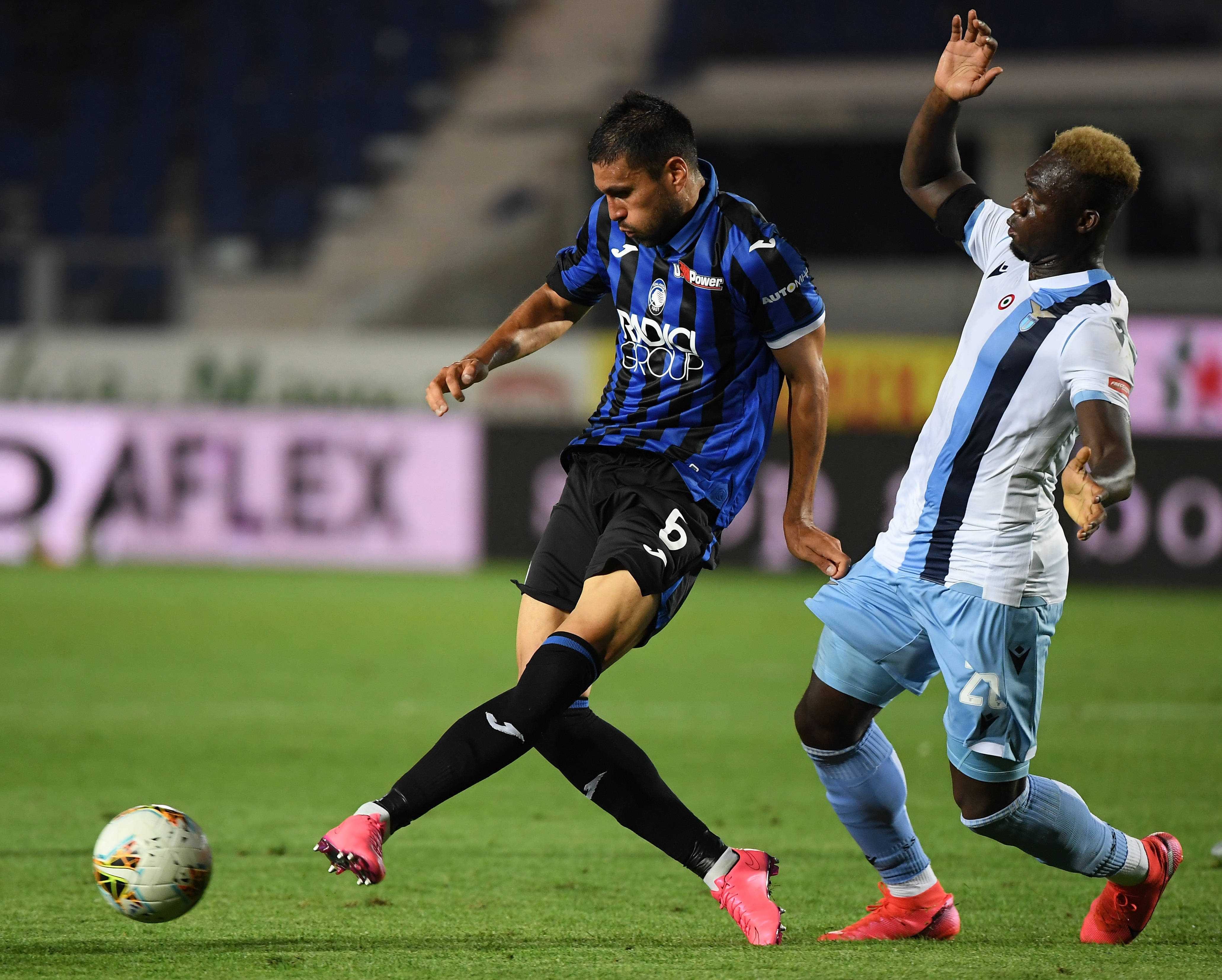 爱游戏官方入口-高水平足球比赛掀起热潮引发狂热追捧的简单介绍