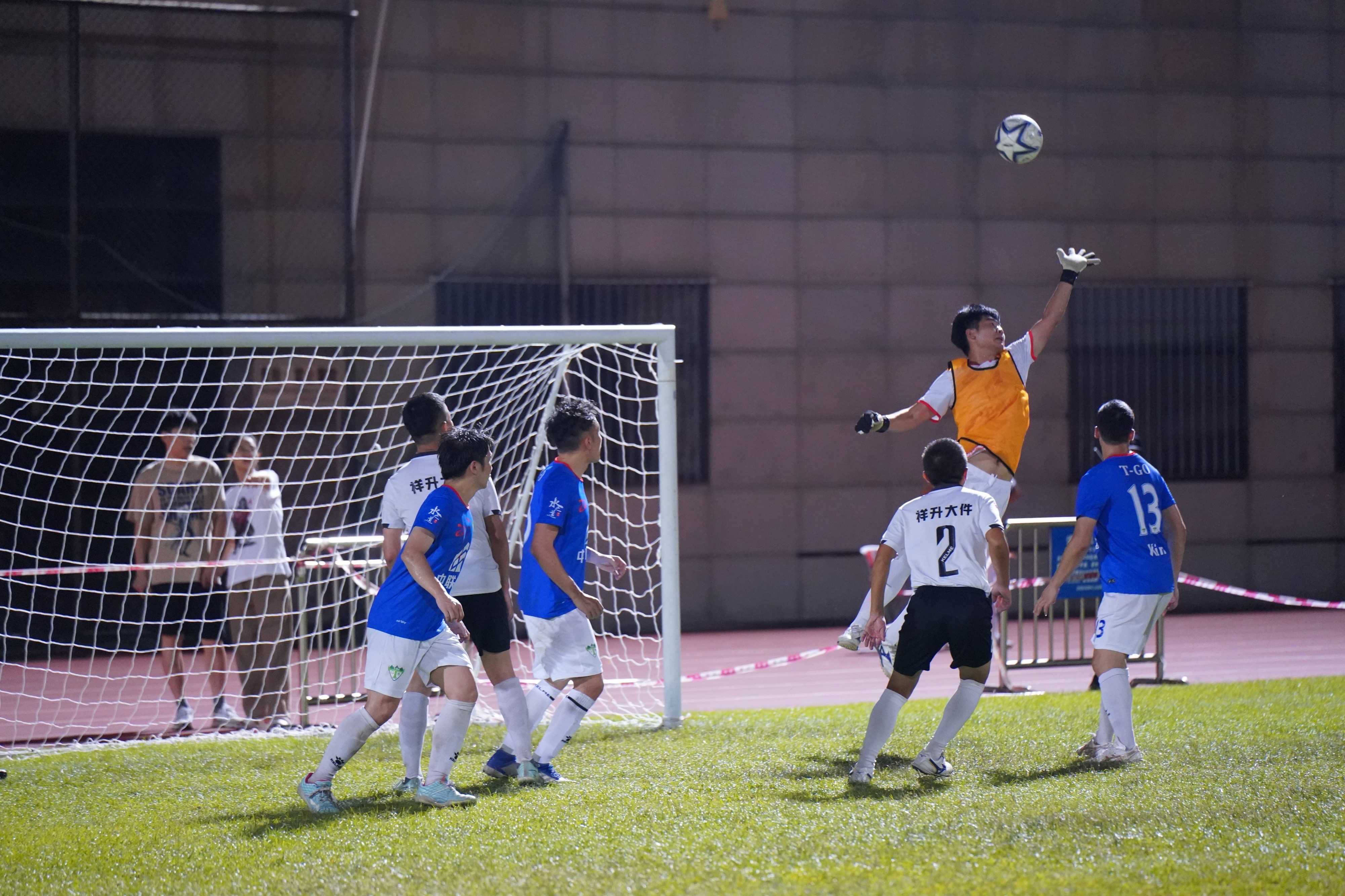 爱游戏app-足球比赛的精彩瞬间即将呈现，球迷们沸腾不已的简单介绍