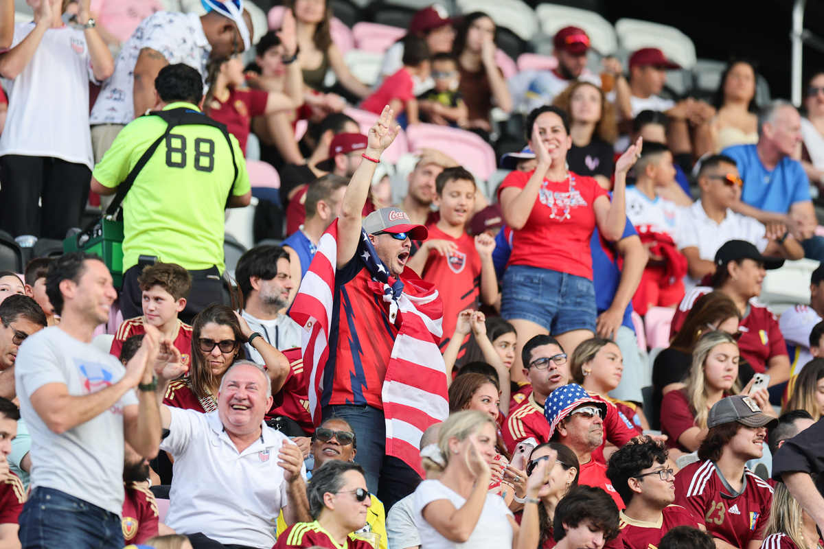 足球比赛的精彩瞬间即将呈现,球迷们沸腾不已的简单介绍 足球比赛的精彩瞬间即将呈现,球迷们沸腾不已的简单介绍