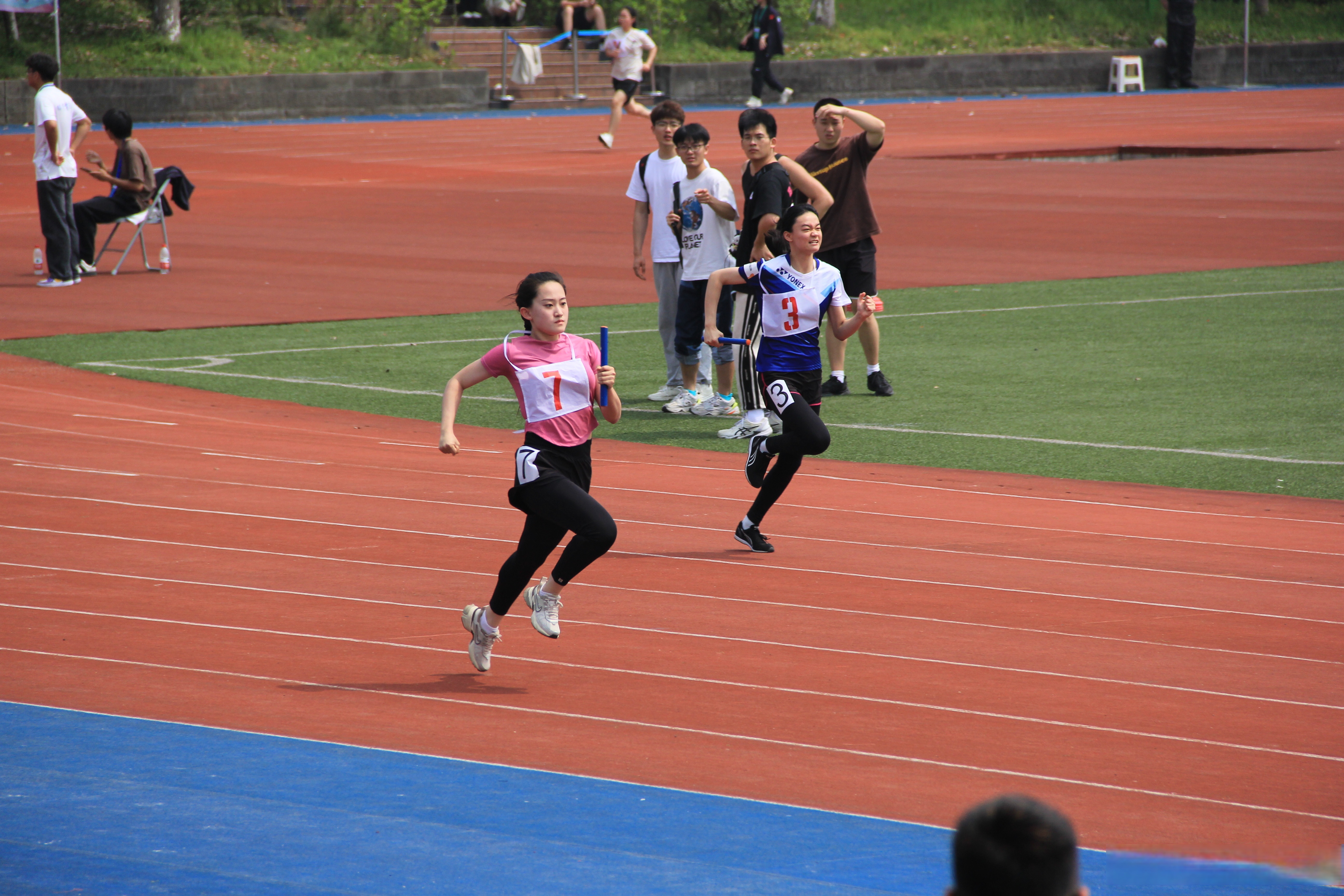 关于比赛现场气氛激烈,运动员们奋力拼搏的信息 关于比赛现场气氛激烈,运动员们奋力拼搏的信息