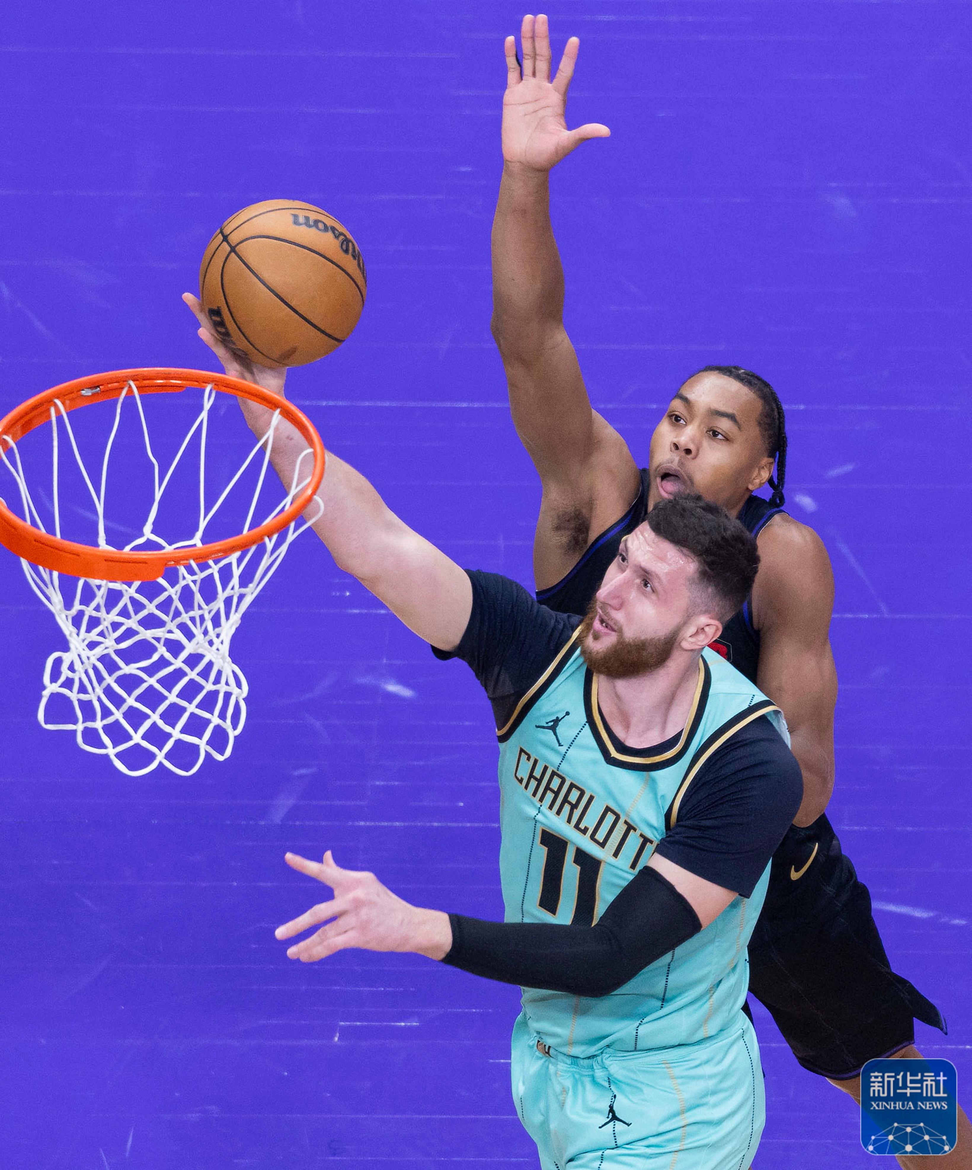 爱游戏官网-黄蜂队在紧张比赛中击败对手获得晋级资格