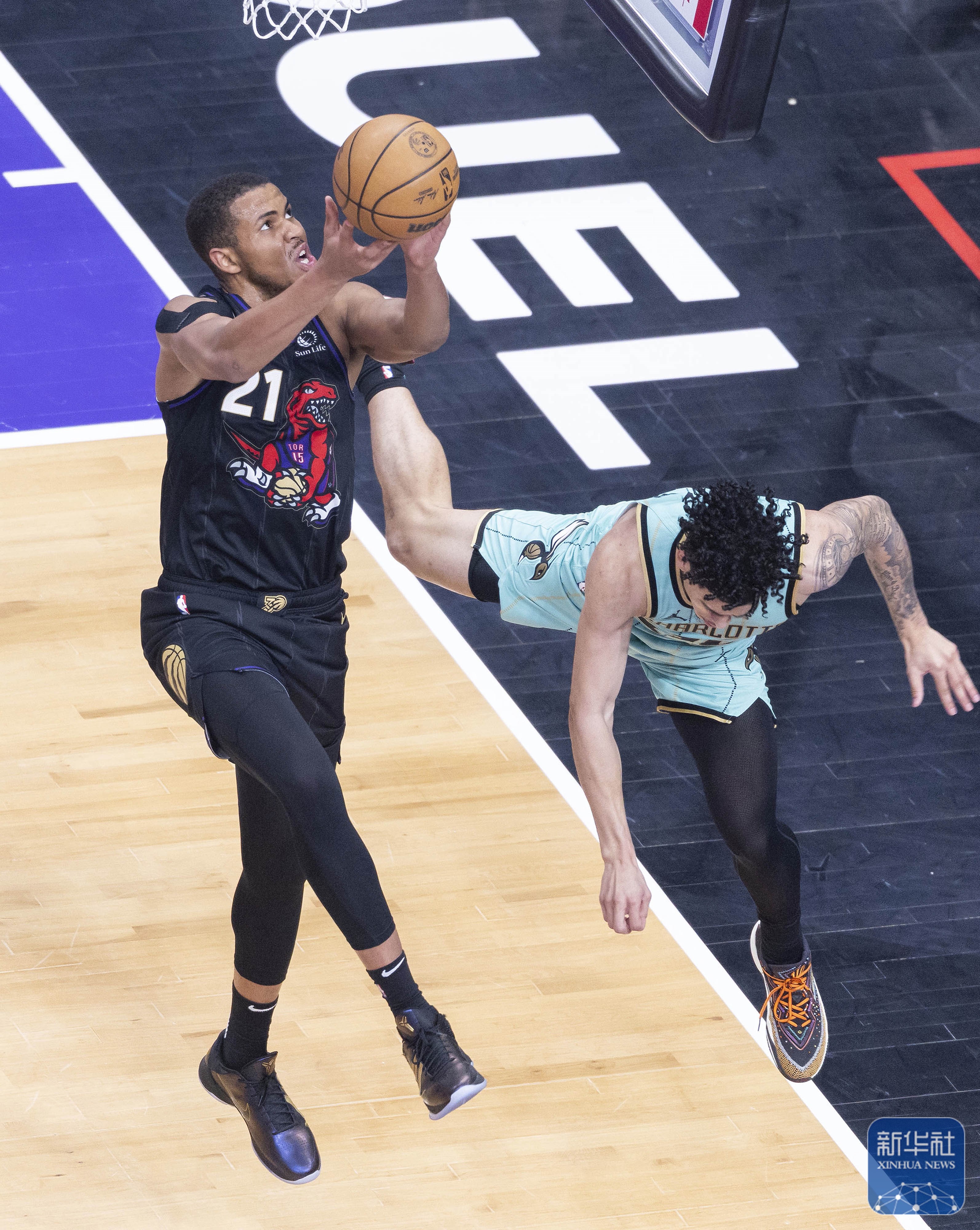 黄蜂队在紧张比赛中击败对手获得晋级资格 黄蜂队在紧张比赛中击败对手获得晋级资格