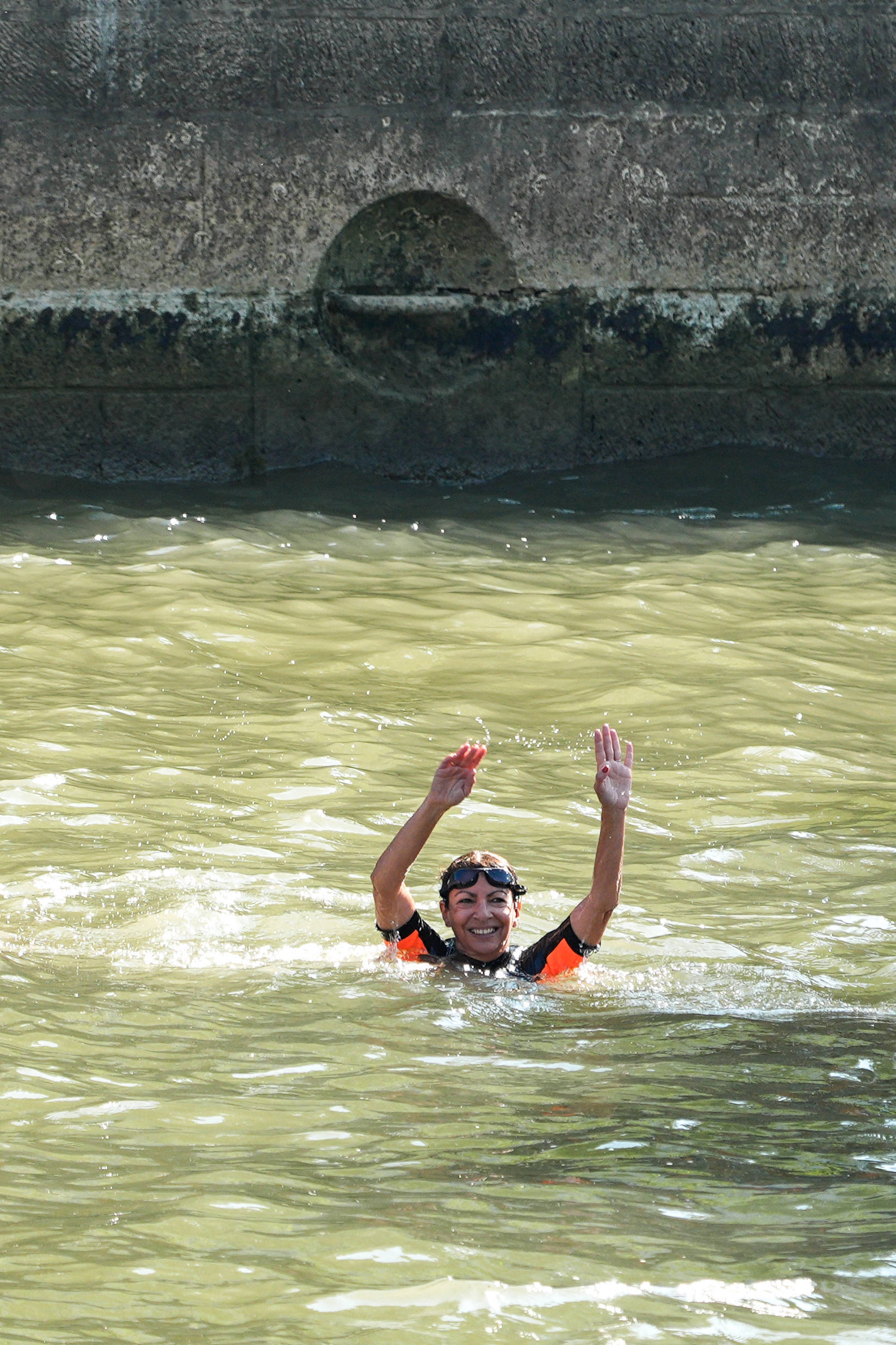 法国选手在游泳比赛中创造新世界纪录 法国选手在游泳比赛中创造新世界纪录