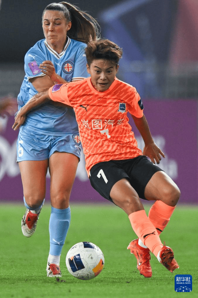 中国女足亮相赛场,展现出优雅和风度的简单介绍 中国女足亮相赛场,展现出优雅和风度的简单介绍