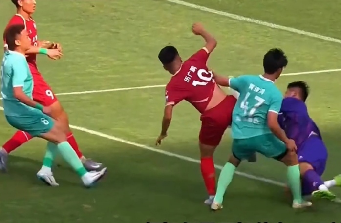 热血足球场，擂台比赛火爆场面观众尖叫的简单介绍